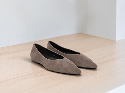 Bailarinas de ante con punta afilada en taupe