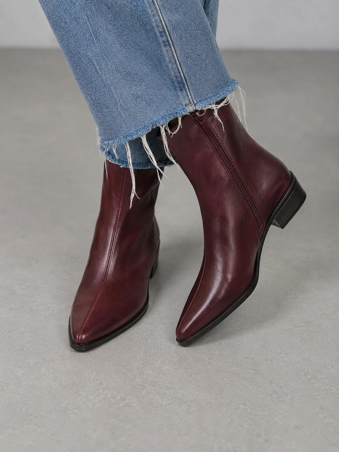 Botines en burdeos llevados con vaquero recto