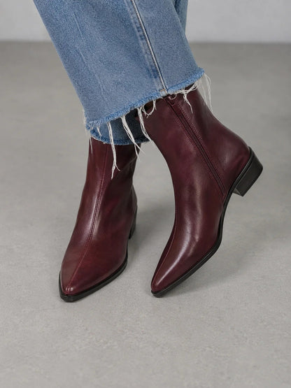 Botines en burdeos llevados con vaquero recto