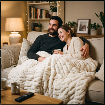 Pareja en el sofá compartiendo la manta XXL de 150 x 200 cm